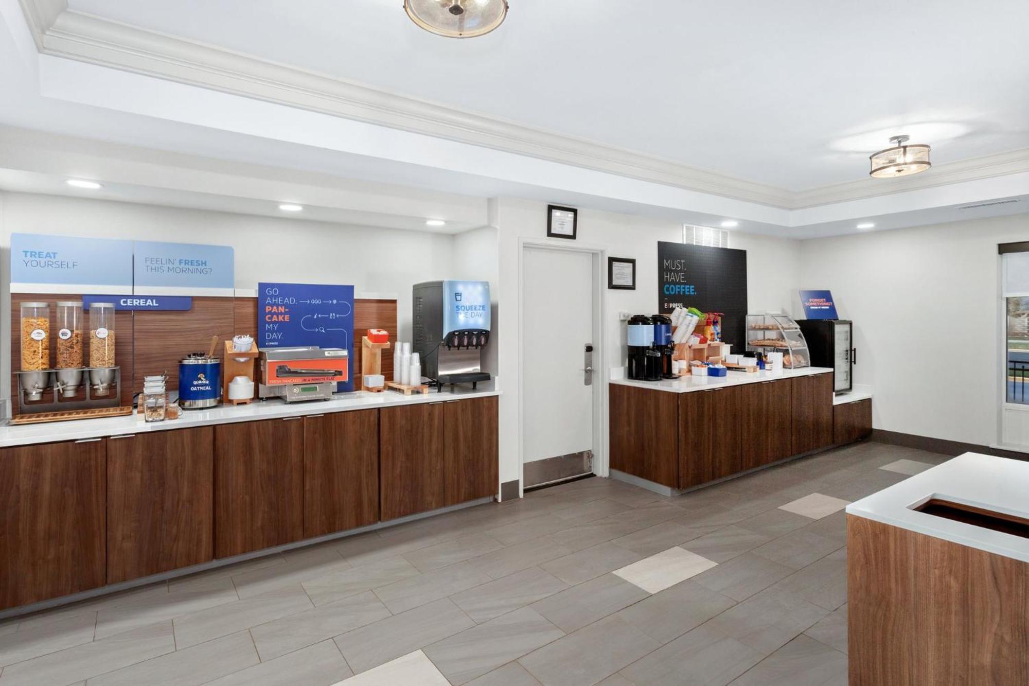 Holiday Inn Express Hotel & Suites Chicago-Algonquin By Ihg Exterior photo